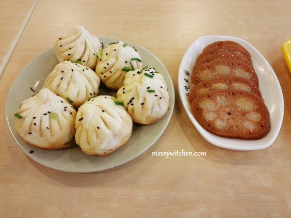 Shenjianbao and Osmanthus Lotus Root Stuffed with Sticky Rice @ He Feng Lou, City God Temple, Shanghai